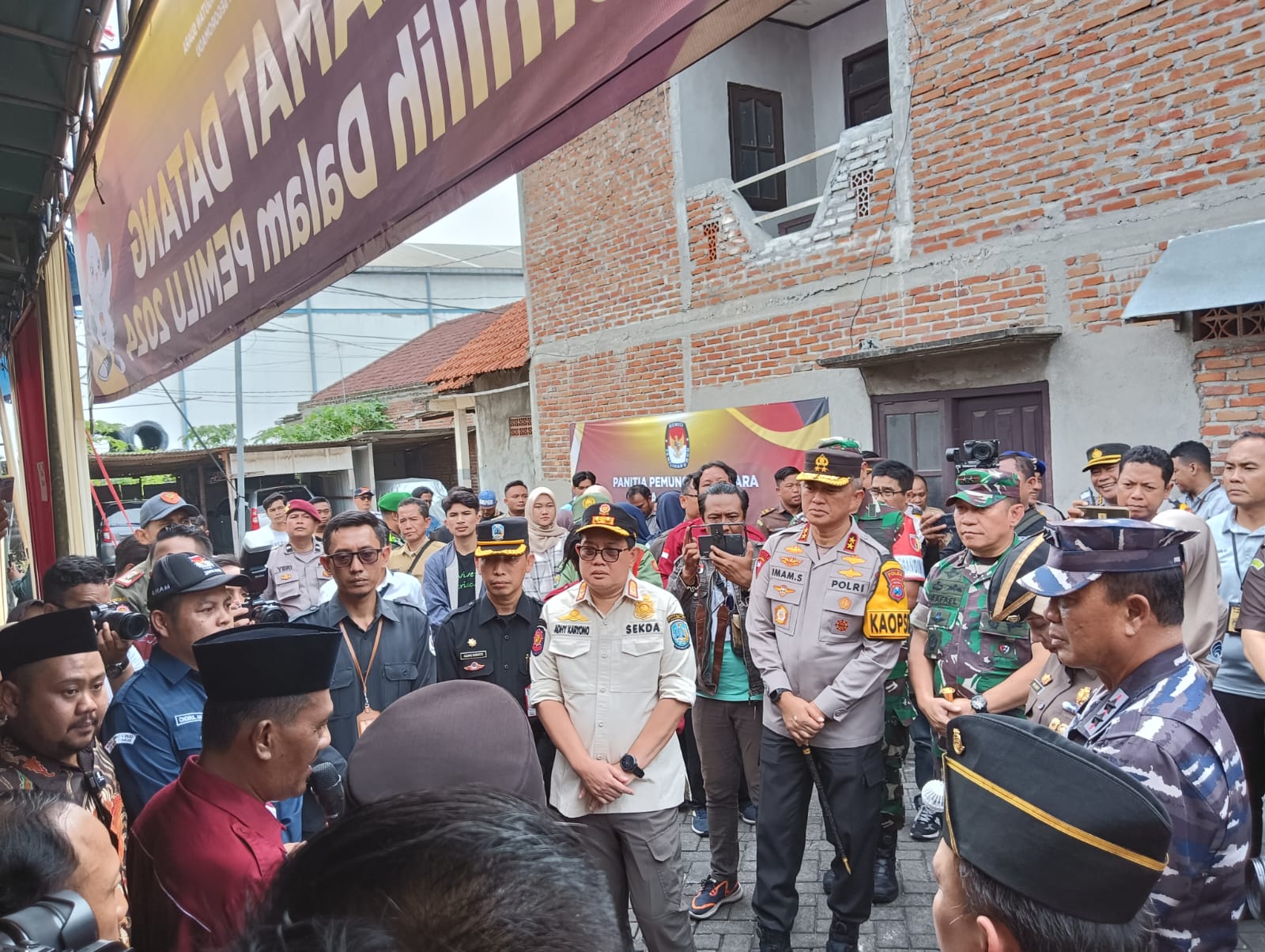Jelang Coblosan, PLH Gubernur Jawa Timur Pantau Kesiapan Pemilu di Gresik