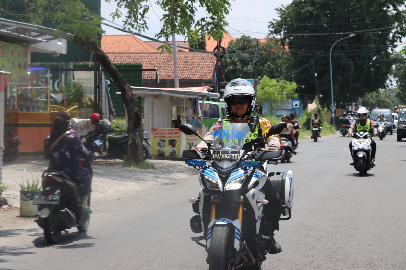 Pastikan Rekapitulasi Suara di PPK Berjalan Kondusif, Kapolres Gresik Pimpin Patroli