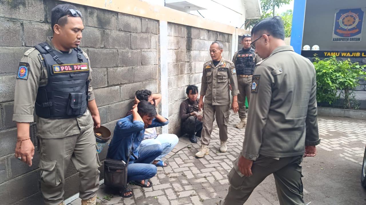 Hendak Dirazia Satpol PP Gresik, Pengamen Terbirit-birit Ngumpet
