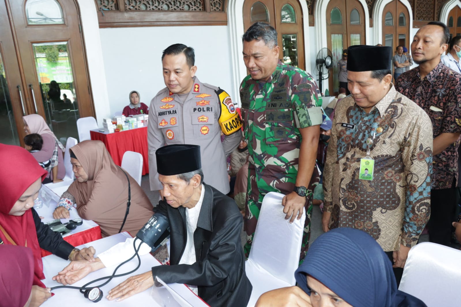 Ratusan Warga Ikuti Pemeriksaan Medis Gratis di Bulan Bakti TNI-Polri 2024 di Gresik