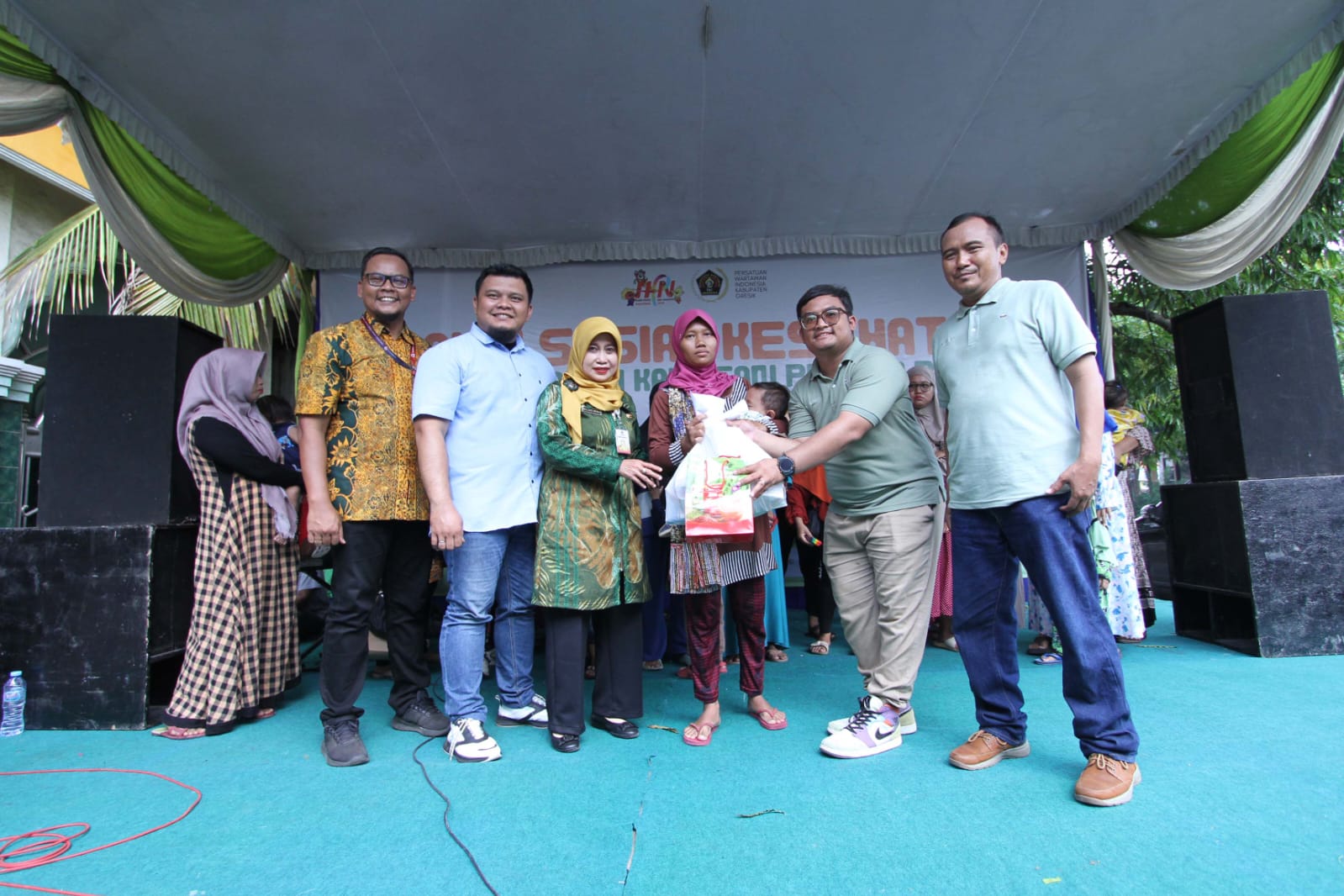 Warga Pesisir Antusias Ikuti Baksos Kesehatan dan Penghijauan yang Digelar PWI Gresik