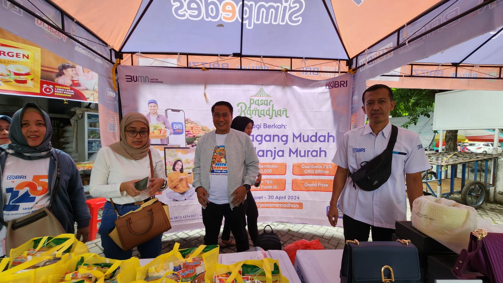 BRI BO Gresik Bagi-Bagi Hadiah ke Pengunjung Pasar Baru Gresik