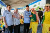 Tradisi Jelang Lebaran, Bupati Gresik Beri Sembako dan Uang Tunai ke Paskun DLH