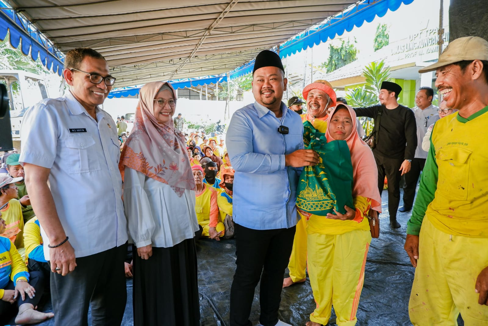 Tradisi Jelang Lebaran, Bupati Gresik Beri Sembako dan Uang Tunai ke Paskun DLH