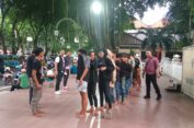 Polisi Hukum Geng Motor  Remaja Bersajam Punguti Sampah di Alun-alun Gresik.