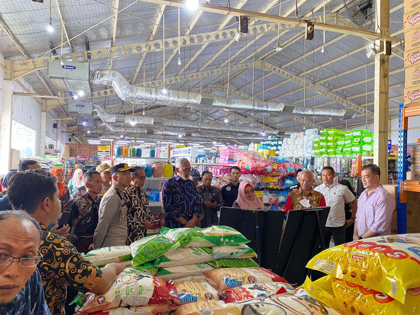 Forkopimda Gresik Pastikan Stok Bapok Aman, Harga Cabe Naik