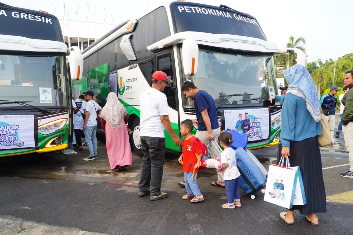 Empat Bus Petrokimia Gresik Antar 200 Pemudik Gratis