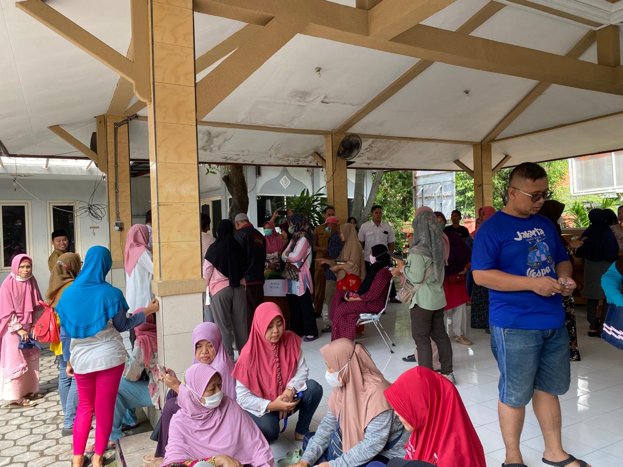 Warga Serbu Operasi Pasar Murah di Kecamatan Kebomas