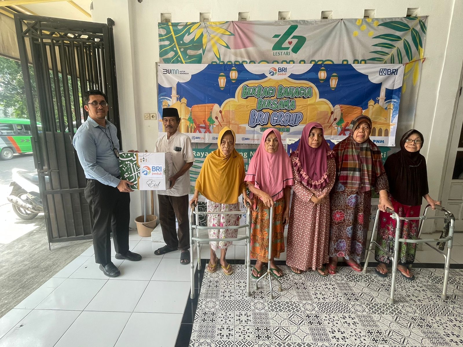 BRI BO Gresik Serahkan Bantuan Sembako ke Penghuni Panti Werdha Menganti