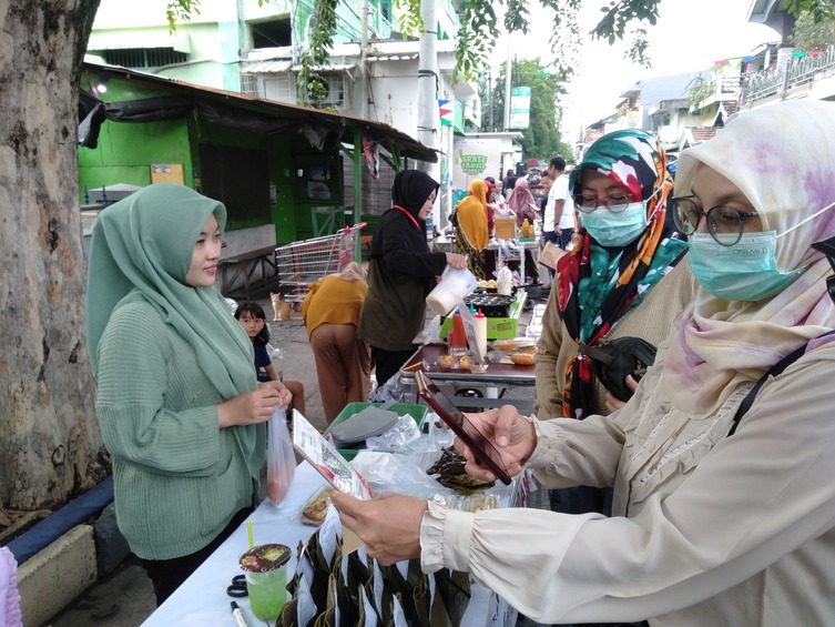 BRI BO Gresik Fasilitasi UMKM Tratee Takjil Market Pembayaran Non Tunai Qris