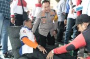 Polres Gresik Bareng Buruh Rayakan MayDay Gelar Baksos