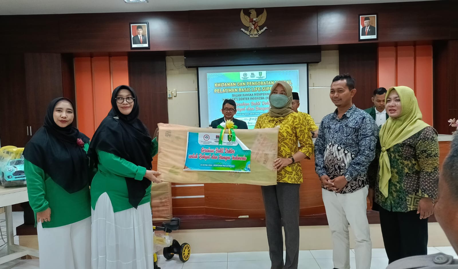 Baksos IDI Gresik Diserbu Pasien di Pulau Bawean