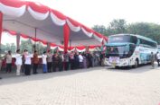 Lepas 169 Calhaj Asal Gresik, Bupati Gus Yani Pesan Jaga Kesehatan