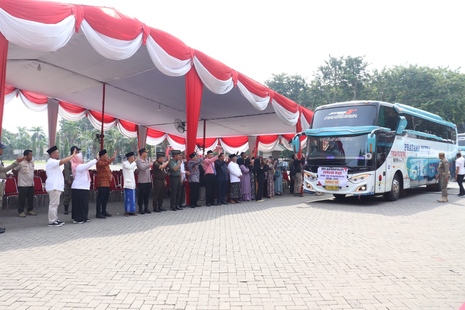 Lepas 169 Calhaj Asal Gresik, Bupati Gus Yani Pesan Jaga Kesehatan