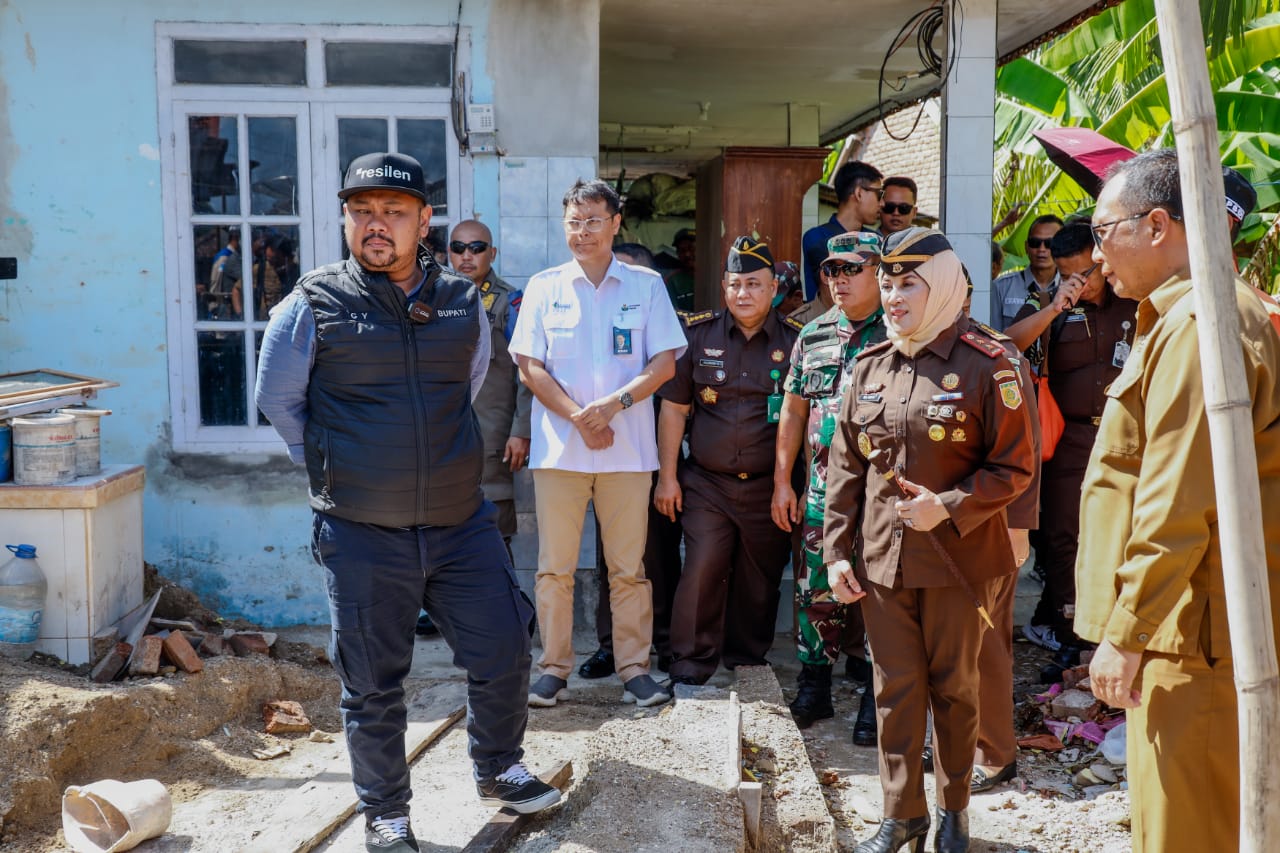 Peringati Persaja ke-74, Kejati Jatim Beri Bansos Korban Gempa Bawean