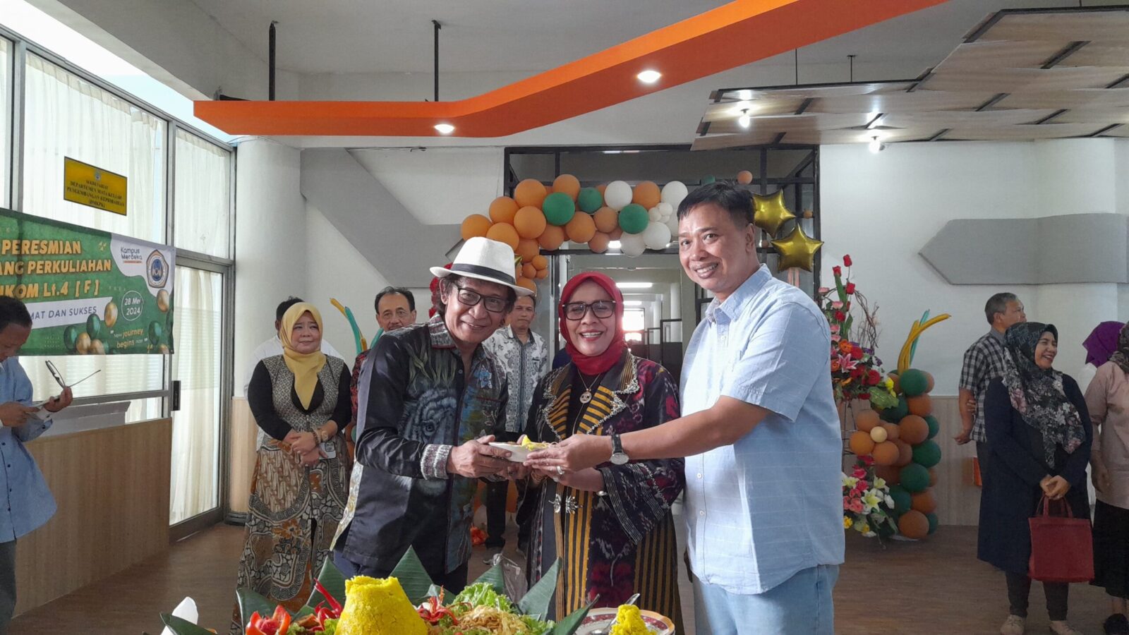 Tingkatkan Kualitas Pendidikan, Fikom Unitomo Renovasi Ruang Perkuliahan