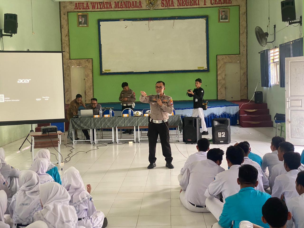 Cegah Kecelakaan Pelajar, Satlantas Polres Gresik Gelar Ruwatan Lantas Police Go to School