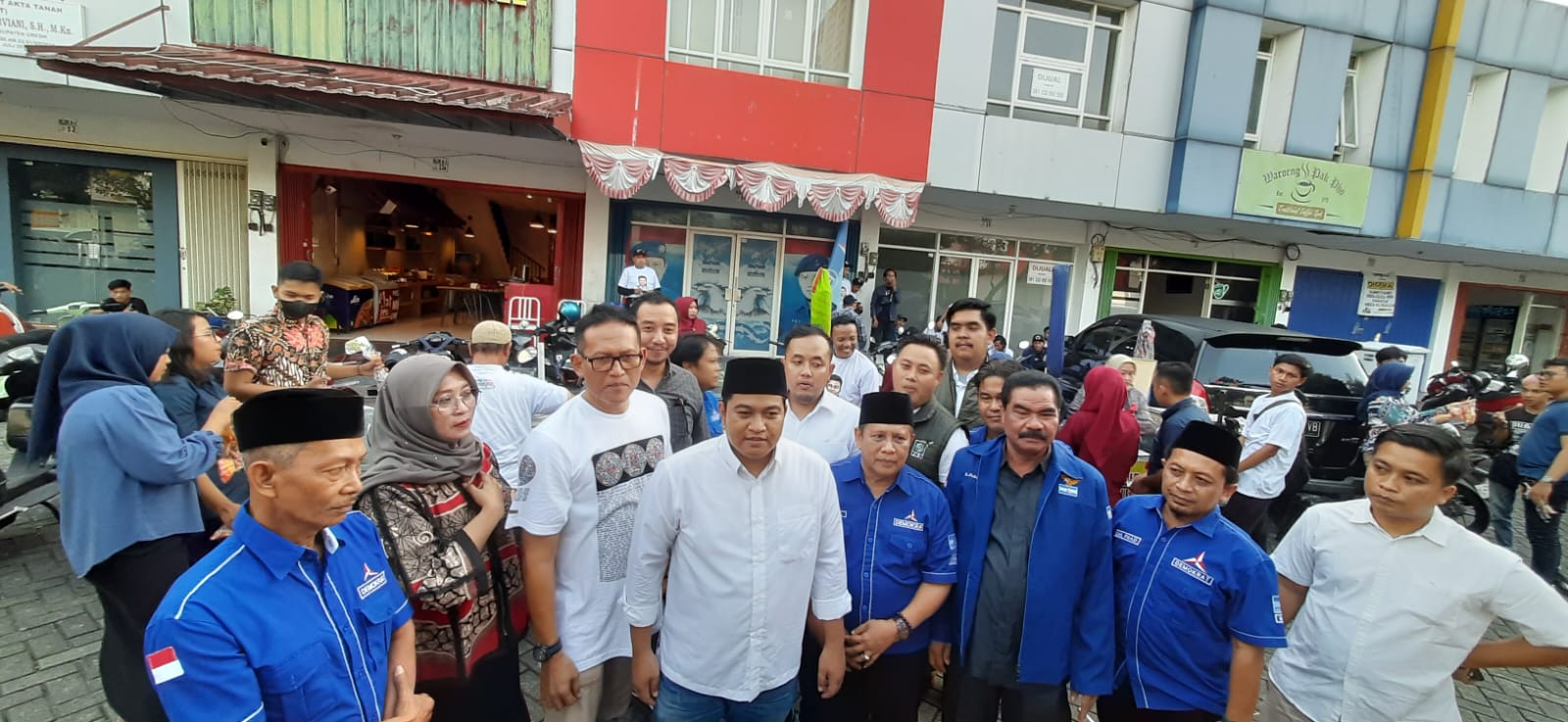Cabup Syahrul Munir Diantar PKL Daftar ke Demokrat Gresik