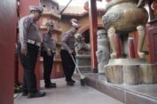 Semarakkan Bhayangkara ke-78, Polres Gresik Bersih-Bersih Klenteng Kim Hin Kiong