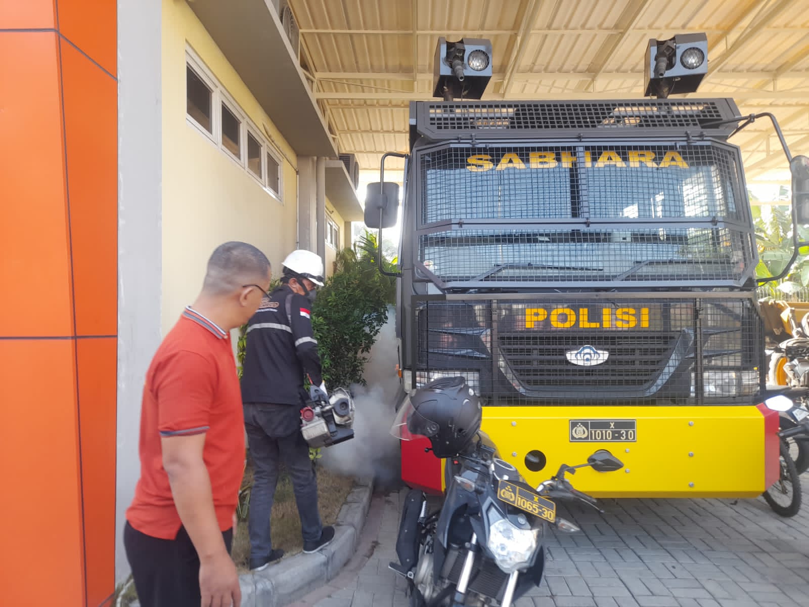 Antisipasi DB, Lakukan Fogging di Mapolres Gresik dan Polsek Jajaran