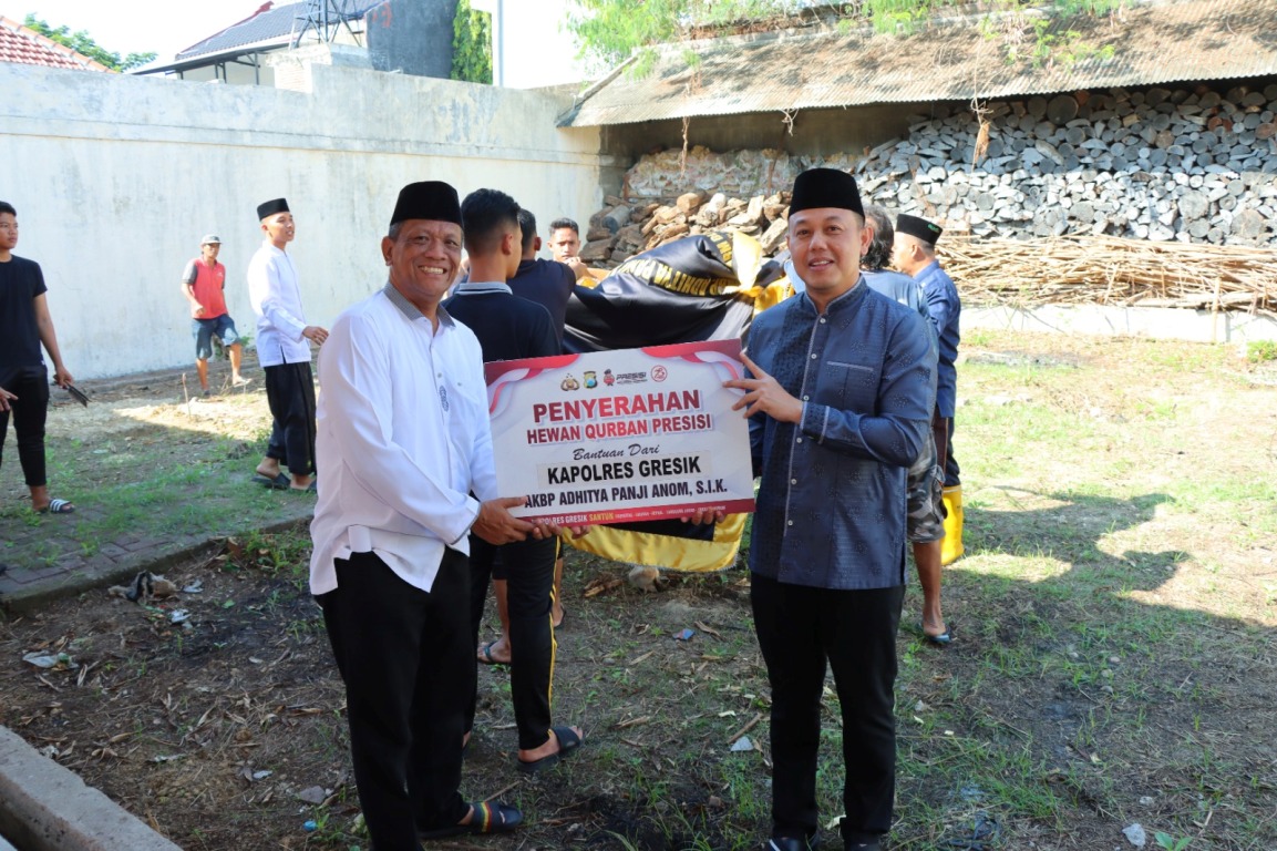 Polres Gresik Bagikan Hewan Kurban 12 Sapi dan 74 Kambing
