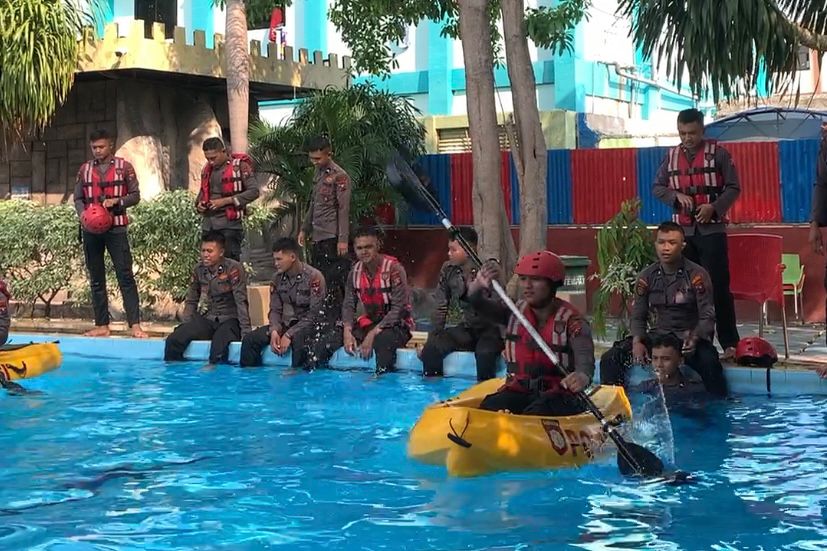 Satuan Samapta Polres Gresik Gelar Latihan SAR Tolong Korban Tenggelam