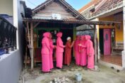 Bhayangkari Polsek Benjeng Bagi Sembako ke Janda dan Warga Kurang Mampu