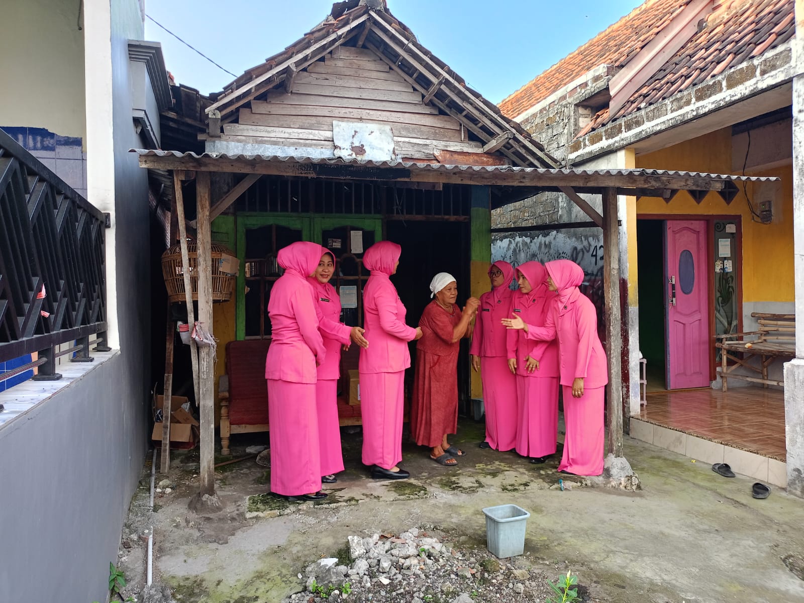 Bhayangkari Polsek Benjeng Bagi Sembako ke Janda dan Warga Kurang Mampu