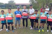 PTFI Beri Bantuan Sepatu Bola untuk Siswa Lima SSB di Gresik