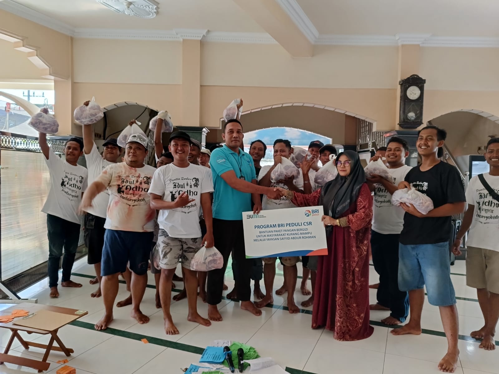 BRI Gresik Beri Bantuan Pangan Bergizi Bagi Warga Kurang Mampu di Kota Santri