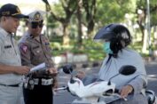 Satlantas Polrse Gresik- Jasa Raharja Bagi Pamflet dan Gantungan Kunci ke Pengguna Jalan