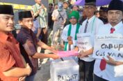 Massa Datangi KPU Gresik Daftarkan Kotak Kosong