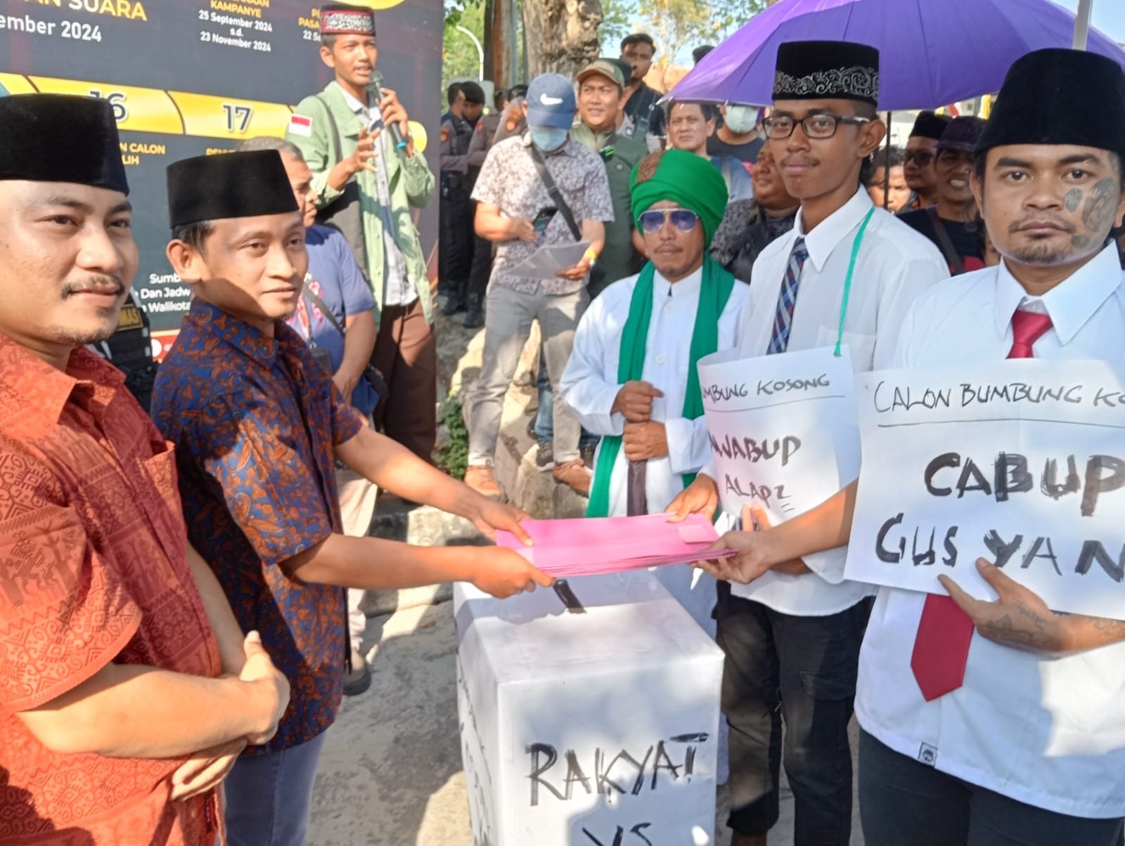 Massa Datangi KPU Gresik Daftarkan Kotak Kosong