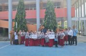 YBM BRILiaN BO Manukan Surabaya Salurkan Bantuan Paket Pendidikan ke Pelajar SDN Lidah Kulon