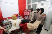 Wujud Peduli Sesama, Polwan Polres Gresik Antusias Donor Darah