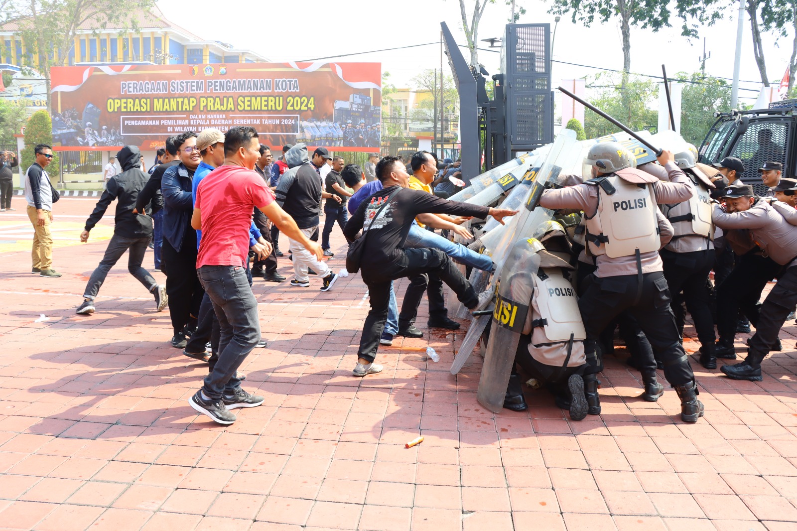 Polres Gresik Berhasil Kendalikan Kerusuhan di Simulasi Sispamkota Pilkada 2024