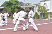 Personil Polres Gresik Latihan Beladiri Jelang  Pilkada Serentak 2024