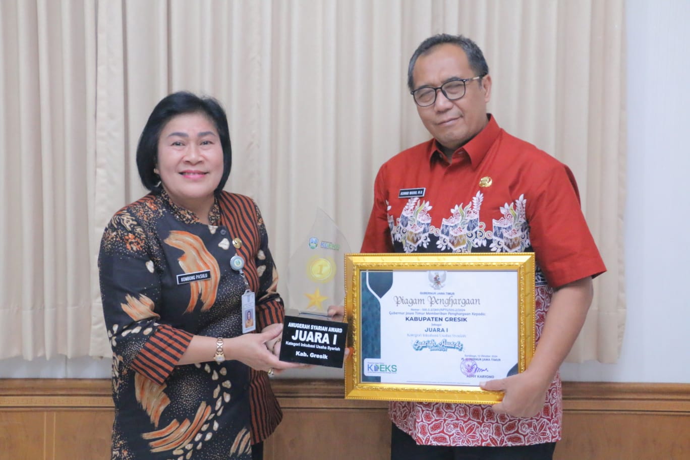 Pemprov Jatim Beri Penghargaan Pemkab Gresik Sebagai Juara I Kategori Inkubasi Usaha Syariah