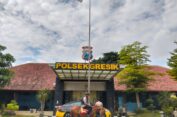 Jalin Keakraban dengan Warga, Kapolsek Gresik Kota Patroli  Menunggang Kuda