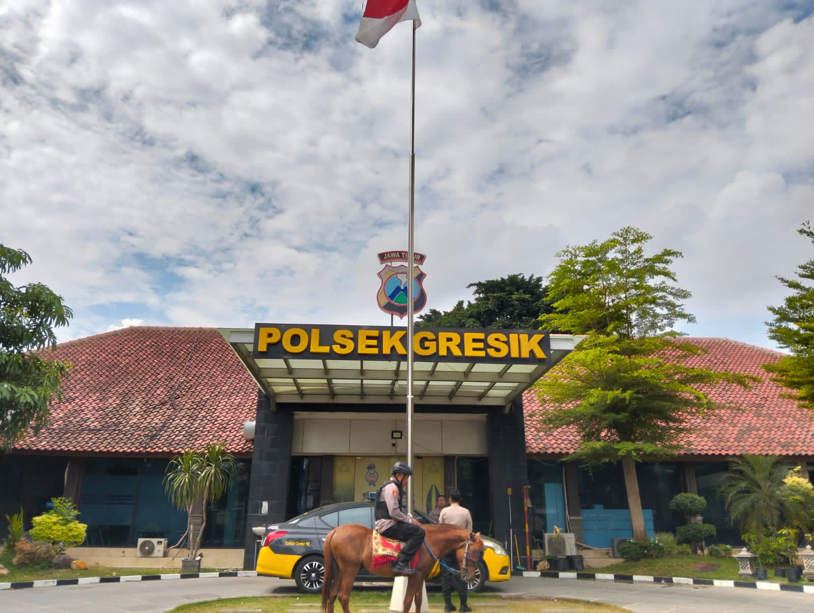 Jalin Keakraban dengan Warga, Kapolsek Gresik Kota Patroli  Menunggang Kuda