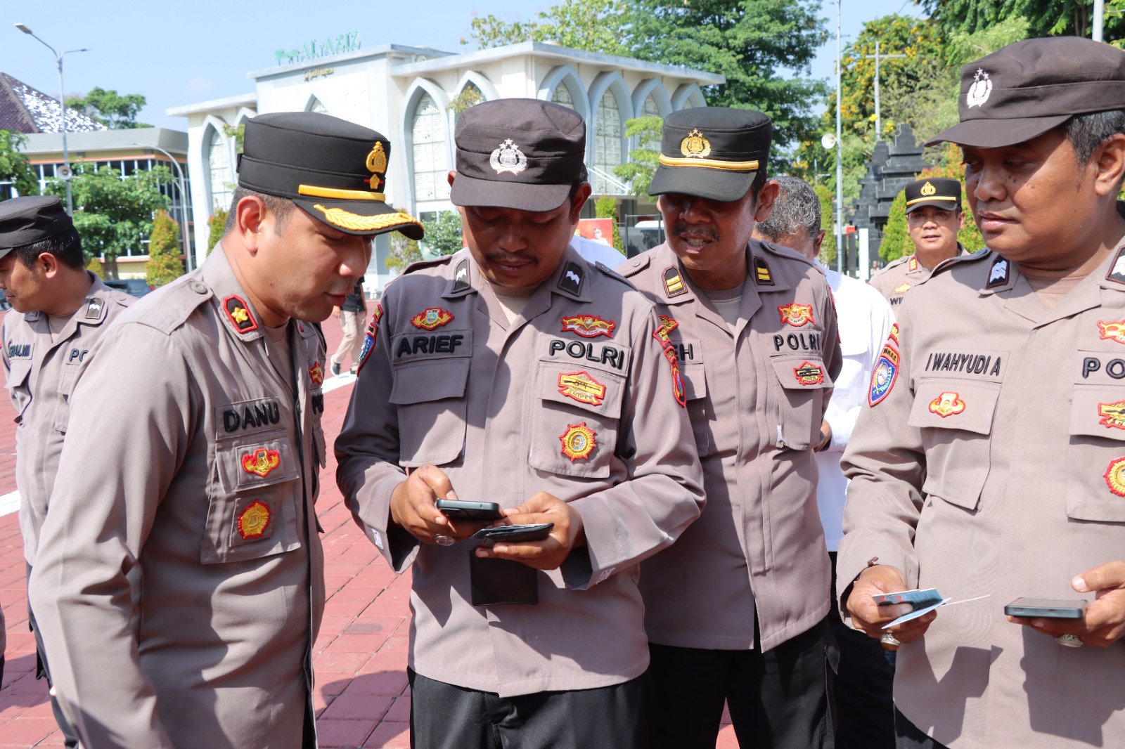 Pastikan Tak Ada Aplikasi Judi Online, Ponsel Anggota Polres Gresik Dicek