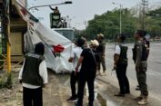 Tim Gabungan Copoti APK di Gresik Dibiarkan Tim Peserta Pilkada Serentak 2024