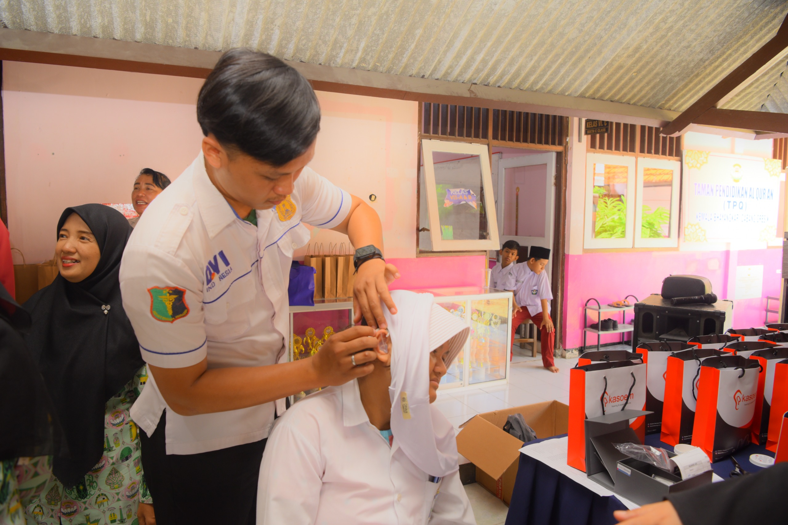 Bhayangkari Cabang Gresik Beri 22  Alat Bantu Dengar ke Siswa SLB Kemala Bhayangkari 2