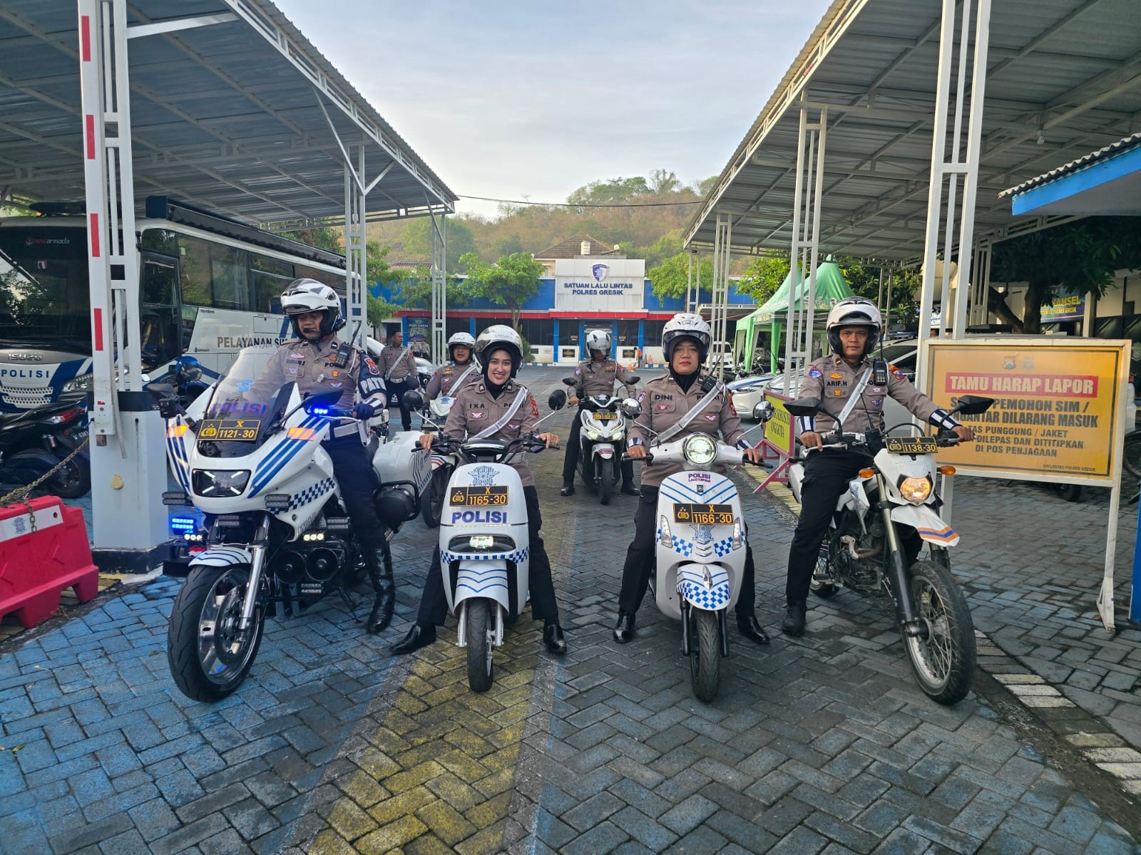 Srikandi Giri Jadi Pionir Patroli Kendarai Motor Listrik untuk Edukasi Ramah Lingkungan