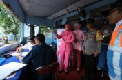 Bhayangkari Cabang Gresik Bagi Bingkisan ke Petugas Pengamanan Nataru