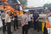 Tingkatkan Keselamatan, Satlantas Polres Gresik Lakukan Ramp Check Bus Pariwisata