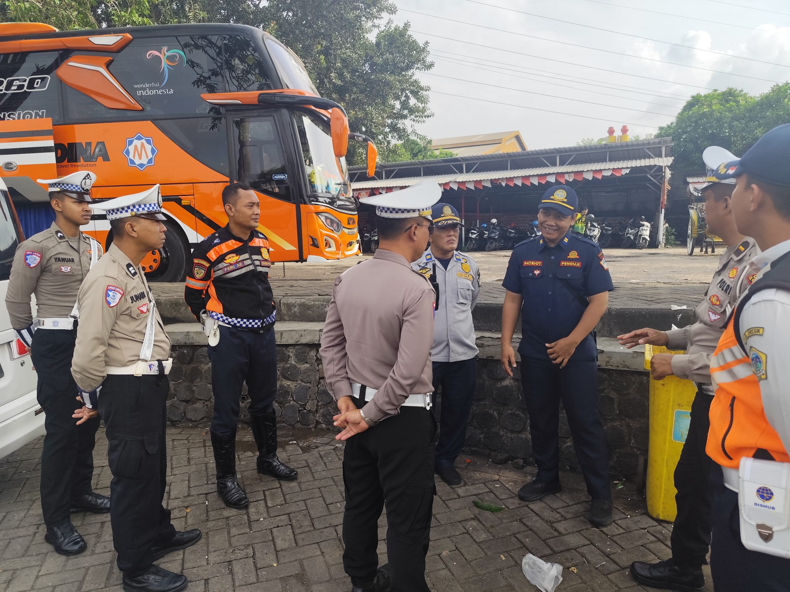 Tingkatkan Keselamatan, Satlantas Polres Gresik Lakukan Ramp Check Bus Pariwisata