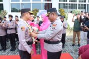 Upacara Pedang Pora Sambut Kapolres Gresik AKBP Rovan Richard Mahenu