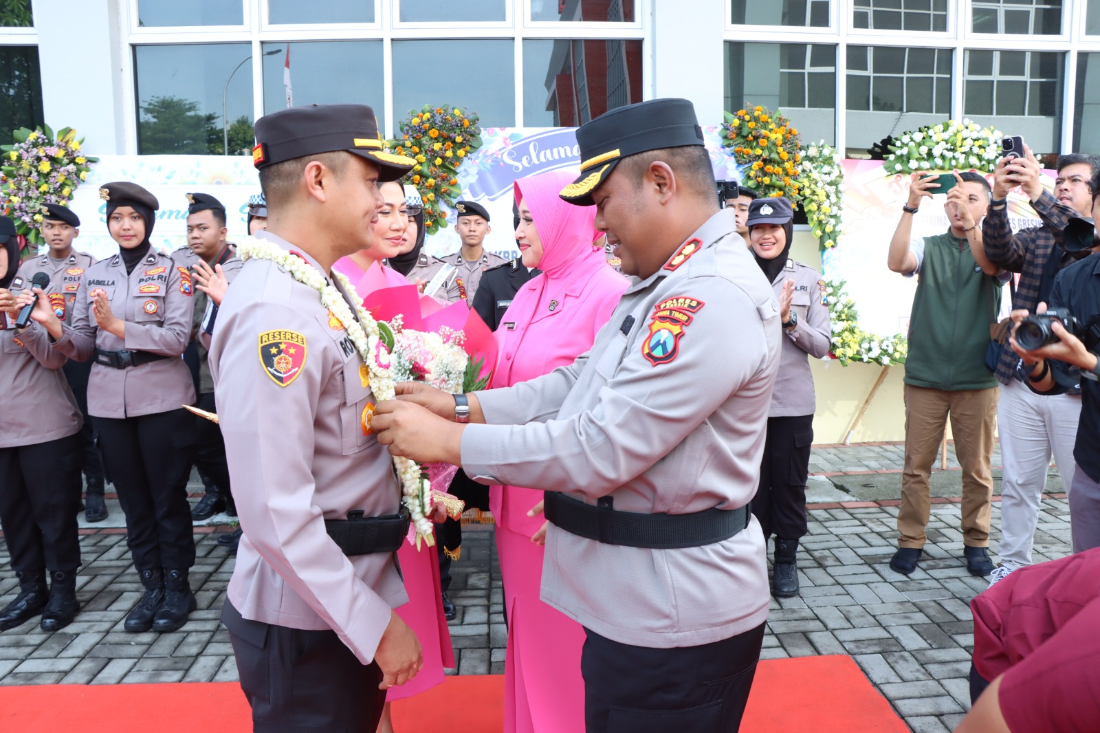 Upacara Pedang Pora Sambut Kapolres Gresik AKBP Rovan Richard Mahenu