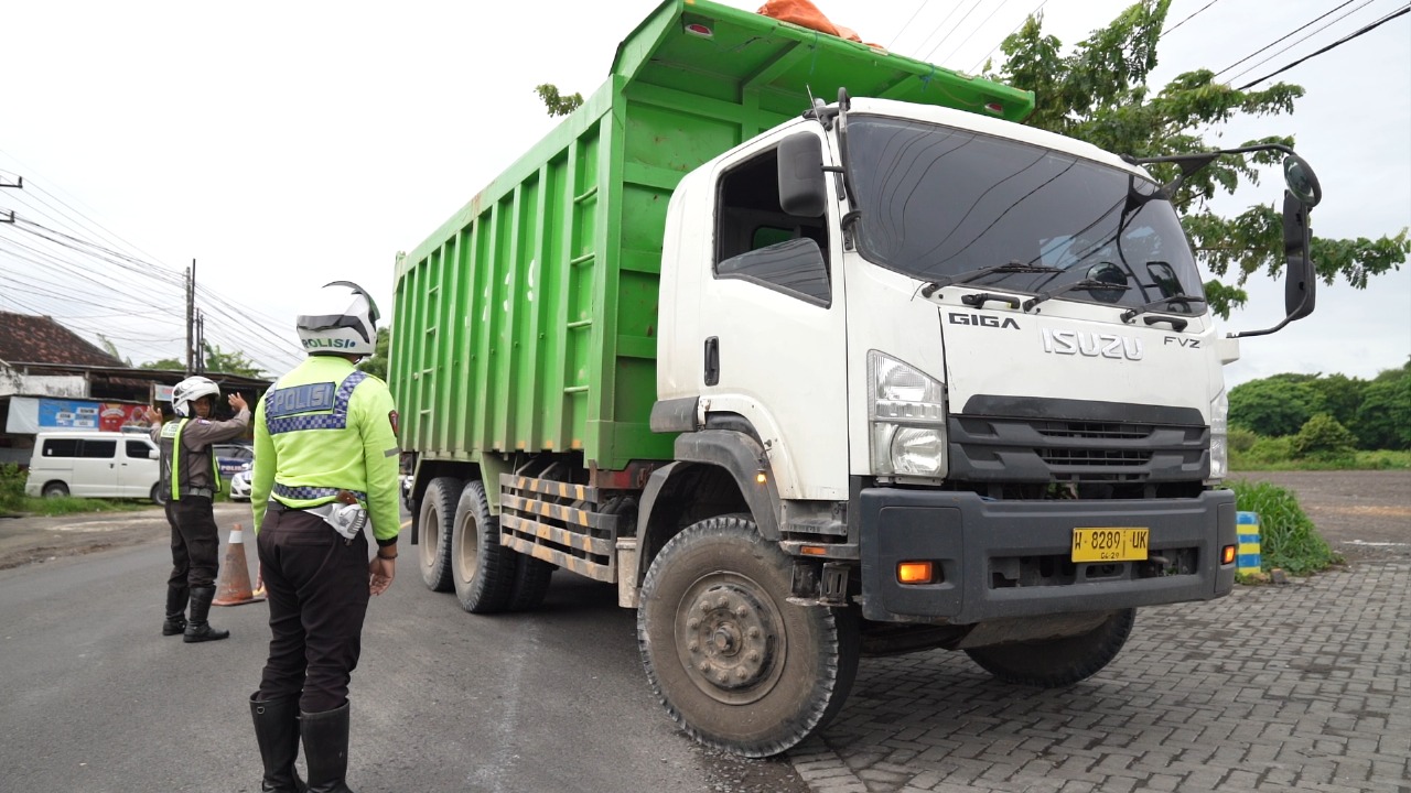 Tim Gabungan Tindak Tegas Puluhan Truk Angkut Galian C